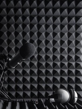 Koyu renk ses geçirmez bir duvara yerleştirilmiş mikrofon görüntüsü
