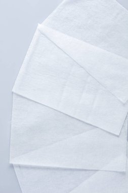 Açık gri bir yüzeye düzgünce yerleştirilmiş birkaç beyaz kağıt çarşaf el sanatları, baskı ve not alma için uygundur. Temiz görünüşleri pek çok kullanım alanı sunar..