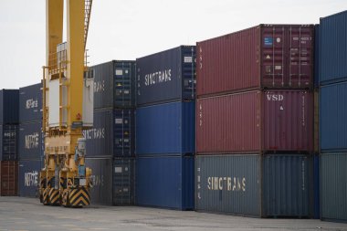 Khorgos, Kazakistan - 09.22.2022: Khorgos kuru limanında kargo konteynerlerinin boşaltılması.