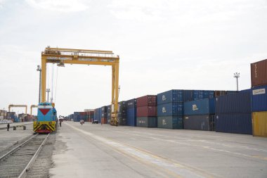 Khorgos, Kazakistan - 09.22.2022: Khorgos kuru limanında kargo konteynerlerinin boşaltılması.