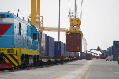 Khorgos, Kazakistan - 09.22.2022: Khorgos kuru limanında kargo konteynerlerinin boşaltılması.