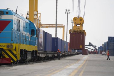 Khorgos, Kazakistan - 09.22.2022: Khorgos kuru limanında kargo konteynerlerinin boşaltılması.