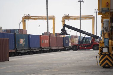 Khorgos, Kazakistan - 09.22.2022: Khorgos kuru limanında kargo konteynerlerinin boşaltılması.
