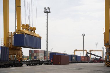 Khorgos, Kazakistan - 09.22.2022: Khorgos kuru limanında kargo konteynerlerinin boşaltılması.
