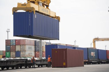 Khorgos, Kazakistan - 09.22.2022: Khorgos kuru limanında kargo konteynerlerinin boşaltılması.