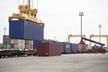 Khorgos, Kazakistan - 09.22.2022: Khorgos kuru limanında kargo konteynerlerinin boşaltılması.