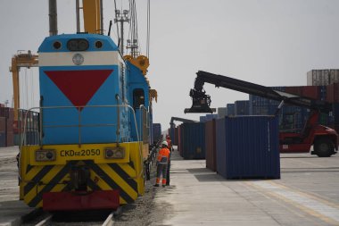 Khorgos, Kazakistan - 09.22.2022: Khorgos kuru limanında kargo konteynerlerinin boşaltılması.