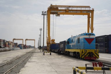Khorgos, Kazakistan - 09.22.2022: Khorgos kuru limanında kargo konteynerlerinin boşaltılması.