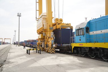 Khorgos, Kazakistan - 09.22.2022: Khorgos kuru limanında kargo konteynerlerinin boşaltılması.