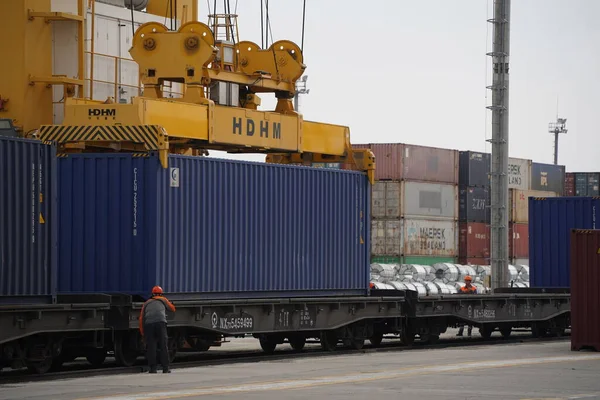 Khorgos Kazakistan 2022 Scarico Container Nel Porto Asciutto Khorgos — Foto Stock