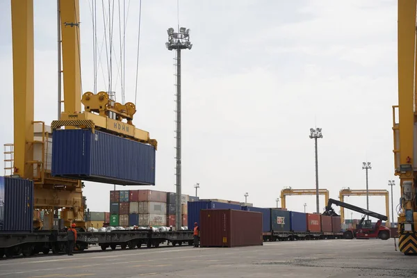Khorgos Kazakistan 2022 Scarico Container Nel Porto Asciutto Khorgos — Foto Stock
