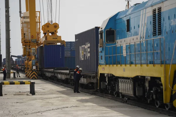 Khorgos Kazachstan 2022 Lossen Van Vrachtcontainers Droge Haven Van Khorgos — Stockfoto