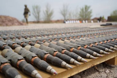 Almaty, Kazakistan - 04.14.2022: Askeri tatbikatlar sırasında cephane üst üste yığıldı.