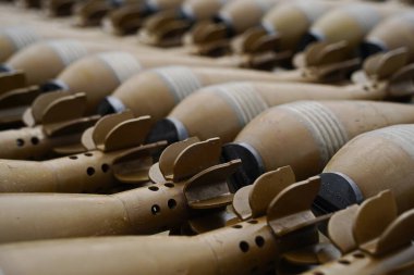 Almaty, Kazakistan - 04.14.2022: Askeri tatbikatlarda havan mayınları üst üste dizildi.