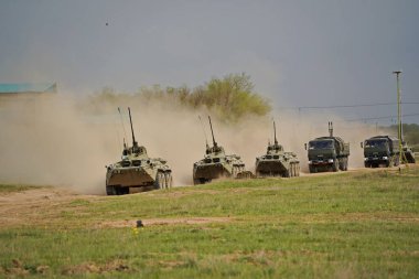 Almaty, Kazakistan - 04.14.2022: Askeri teçhizatlı askerler atık sahasına gönderiliyorlar. Egzersizler.