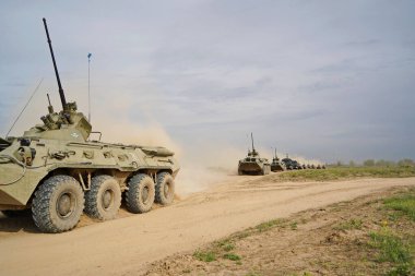 Almaty, Kazakistan - 04.14.2022: Askeri teçhizatlı askerler atık sahasına gönderiliyorlar. Egzersizler.