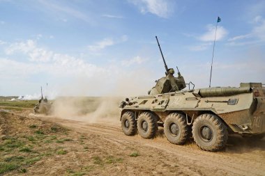 Almaty, Kazakistan - 04.14.2022: Askeri teçhizatlı askerler atık sahasına gönderiliyorlar. Egzersizler.