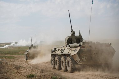 Almaty, Kazakistan - 04.14.2022: Askeri teçhizatlı askerler atık sahasına gönderiliyorlar. Egzersizler.