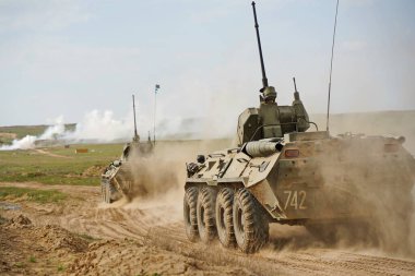 Almaty, Kazakistan - 04.14.2022: Askeri teçhizatlı askerler atık sahasına gönderiliyorlar. Egzersizler.