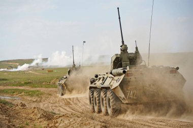 Almaty, Kazakistan - 04.14.2022: Askeri teçhizatlı askerler atık sahasına gönderiliyorlar. Egzersizler.