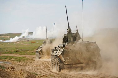 Almaty, Kazakistan - 04.14.2022: Askeri teçhizatlı askerler atık sahasına gönderiliyorlar. Egzersizler.
