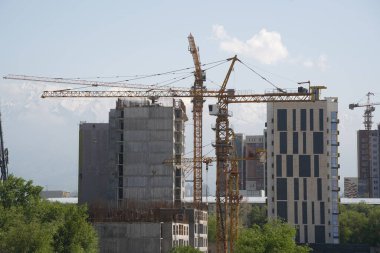 Almaty, Kazakistan - 04.26.2022: Bir yol kavşağı yakınında yüksek katlı bir konut inşaatı.