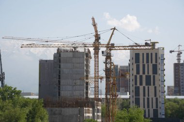 Almaty, Kazakistan - 04.26.2022: Bir yol kavşağı yakınında yüksek katlı bir konut inşaatı.