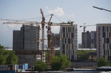 Almaty, Kazakistan - 04.26.2022: Bir yol kavşağı yakınında yüksek katlı bir konut inşaatı.