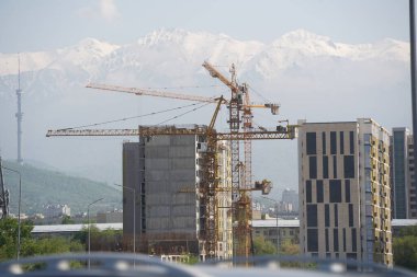 Almaty, Kazakistan - 04.26.2022: Bir yol kavşağı yakınında yüksek katlı bir konut inşaatı.