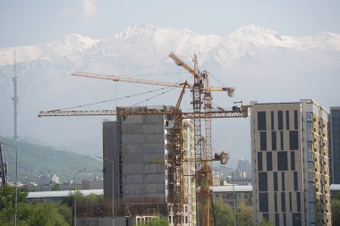 Almaty, Kazakistan - 04.26.2022: Bir yol kavşağı yakınında yüksek katlı bir konut inşaatı.
