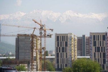 Almaty, Kazakistan - 04.26.2022: Bir yol kavşağı yakınında yüksek katlı bir konut inşaatı.