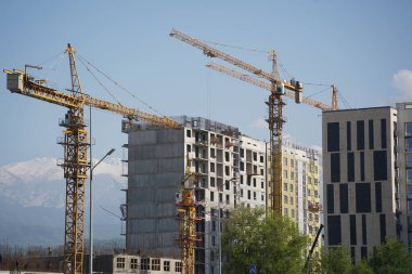 Almaty, Kazakistan - 04.26.2022: Bir yol kavşağı yakınında yüksek katlı bir konut inşaatı.