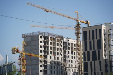 Almaty, Kazakistan - 04.26.2022: Bir yol kavşağı yakınında yüksek katlı bir konut inşaatı.