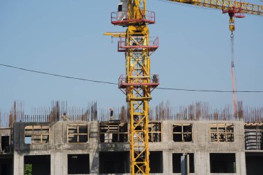 Almaty, Kazakistan - 04.26.2022: Bir yol kavşağı yakınında yüksek katlı bir konut inşaatı.