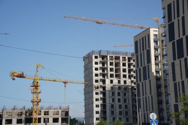 Almaty, Kazakistan - 04.26.2022: Bir yol kavşağı yakınında yüksek katlı bir konut inşaatı.