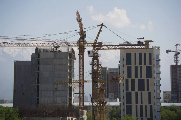 Almaty Kazajstán 2022 Construcción Complejo Residencial Gran Altura Cerca Cruce —  Fotos de Stock