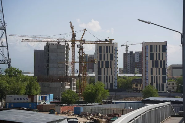Almaty Cazaquistão 2022 Construção Complexo Residencial Perto Uma Junção Rodoviária — Fotografia de Stock
