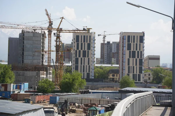 Almaty Cazaquistão 2022 Construção Complexo Residencial Perto Uma Junção Rodoviária — Fotografia de Stock