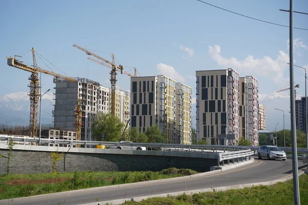 Almaty Kazachstan 2022 Budowa Wieżowca Przy Skrzyżowaniu Dróg — Zdjęcie stockowe