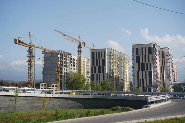 アルマトイ カザフスタン 2022 道路の交差点近くの高層住宅団地の建設 — ストック写真