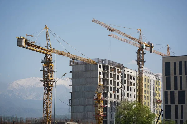 Almaty Kazajstán 2022 Construcción Complejo Residencial Gran Altura Cerca Cruce — Foto de Stock