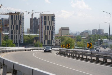 Almaty, Kazakistan - 04.26.2022: Yeni karayolu kavşağında trafik akışı.