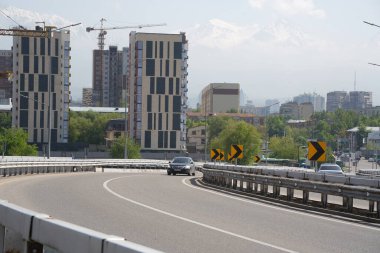 Almaty, Kazakistan - 04.26.2022: Yeni karayolu kavşağında trafik akışı.