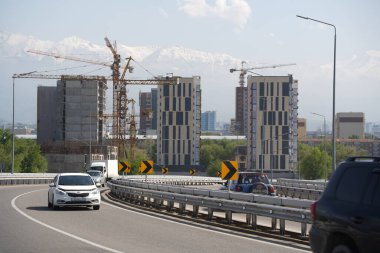 Almaty, Kazakistan - 04.26.2022: Yeni karayolu kavşağında trafik akışı.