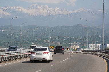Almaty, Kazakistan - 04.26.2022: Yeni karayolu kavşağında trafik akışı.