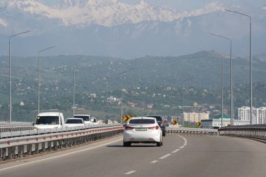 Almaty, Kazakistan - 04.26.2022: Yeni karayolu kavşağında trafik akışı.