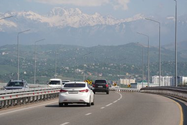 Almaty, Kazakistan - 04.26.2022: Yeni karayolu kavşağında trafik akışı.
