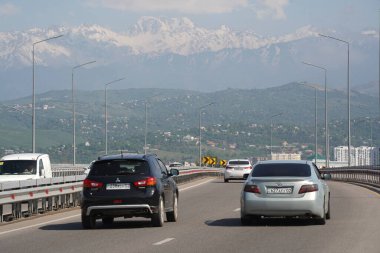 Almaty, Kazakistan - 04.26.2022: Yeni karayolu kavşağında trafik akışı.