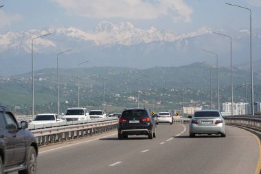 Almaty, Kazakistan - 04.26.2022: Yeni karayolu kavşağında trafik akışı.