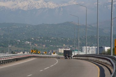 Almaty, Kazakistan - 04.26.2022: Yeni karayolu kavşağında trafik akışı.